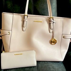 New without tags Michael Kors tote with wallet